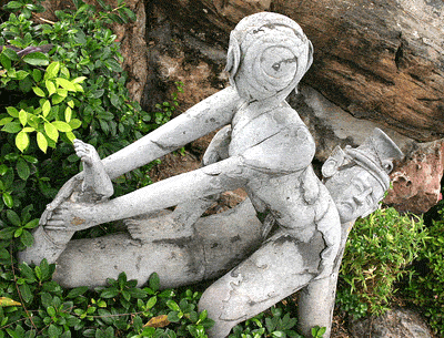 estatua dando  masajes