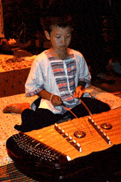 nino tocando un instrumento