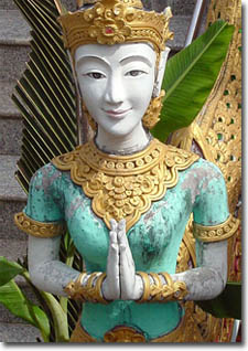 estatua con el gesto de wai