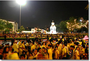 gente vestida de amarillo en el cumpleaños del rey