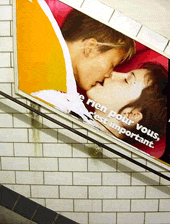 publicidad en el metro con dos personas besandose