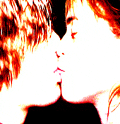 dos personas besandose