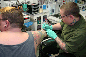 haciendo un tatuaje en la piel
