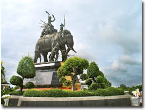 Memorial of la reina Suriyothai en Ayutthaya