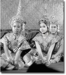 Bailarines tradicionales tailandeses en ayutthaya