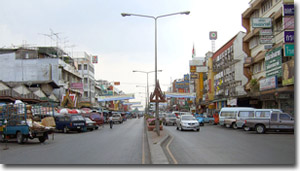 Calle Naresuan en Ayutthaya