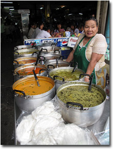 Vendiendo curries en un mercado de Ayutthaya