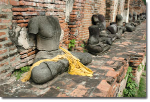Estatuas de Buda sin cabeza