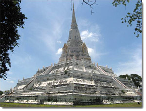 Chedi en el templo Wat Phu Khao Thong