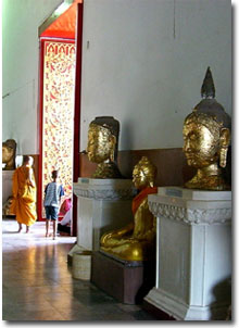 Monjes en el templo Viharn Phra