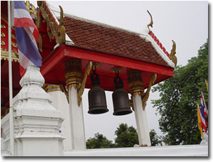 Campanas fuera del Templo Phra Mongkhon