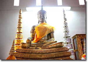 Imagen de Buda en el Templo Wat Na Phra Men en  Ayutthaya