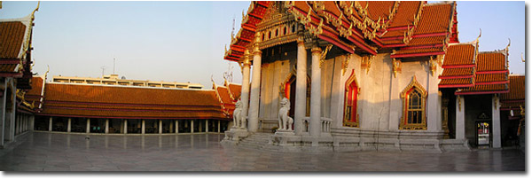 Vista panorámica del templo budista Wat Benchamabophit en Dusit