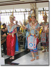 Actuación de bailarinas en el Santuario de Erawan