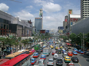 Tráfico en una de las calles principales de Bangkok