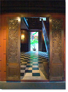 Puerta de entrada en la casa de Jim Thompson, Bangkok
