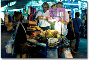 haciendo pad thai en una calle de bangkok