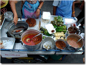 cocinando en un puesto En Khaosan Road, Bangkok