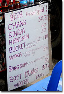cartel mostrando precios de bebidas En Khaosan Road, Bangkok