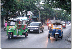 Tuk-tuk de Bangkok llevando pasajeros