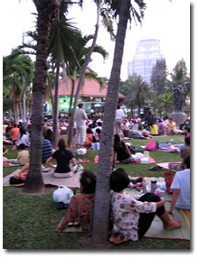 escuchando musica En el parque Lumphini de Bangkok