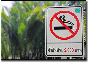 señal de prohibido fumar en el Parque Lumphini en Bangkok