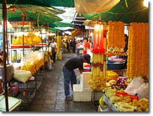 Puestos en el mercado de Pak Khlong Talat