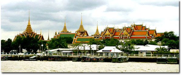 El Gran Palacio desde la otra orilla del río Chao Phraya en Bangkok
