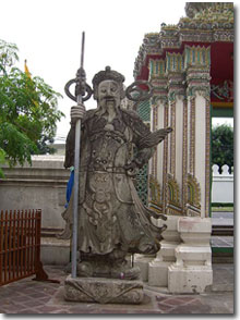 gigante chino de piedra en el templo Wat Pho de Bangkok