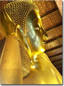 cabeza del buda reclinado en el templo Wat Pho de Bangkok