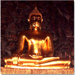 Estatua del Buda Phra Si Sakyamuni en el templo Wat Suthat