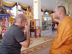 Turista hablando con un monje en Chanthaburi