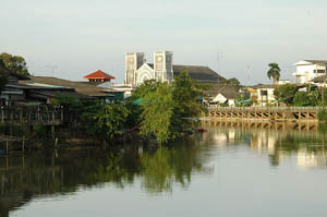 Catedral de Chanthaburi sobre el río