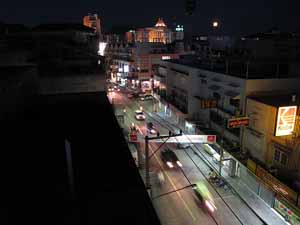 Una calle de Chonburi al atardecer