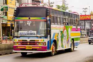Autobus para hacer tours con turistas en chonburi