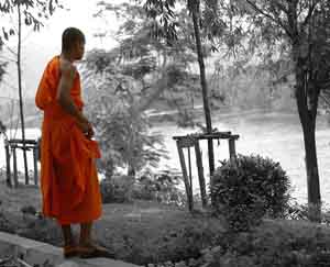 monje en el rio kwai