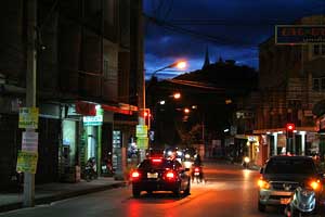 una calle de noche en Phetchaburi