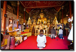 dentro del Templo Wat Phrathat Doi Suthep