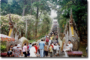 gente subiendo al Templo Wat Phrathat Doi Suthep