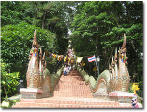 escaleras en el Templo Wat Phrathat Doi Suthep