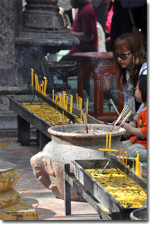 velas en el Templo Wat Phrathat Doi Suthep