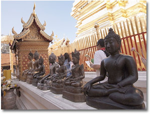 budas sentados en el Templo Wat Phrathat Doi Suthep