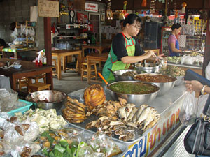 comida en un mercado de Chiang Mai