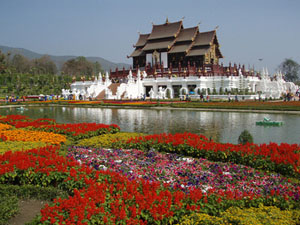 templo en el festival de flores de Chiang Mai