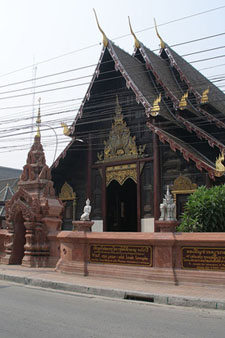 templo en una calle de Chiang Mai