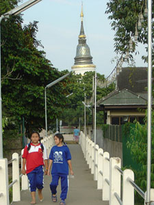 niñas paseando en Chiang Mai