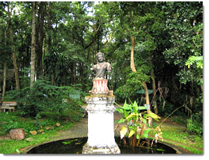 jardin en el templo Wat Umong