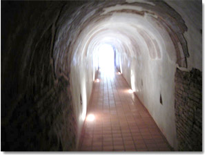 tunel en el templo Wat Umong
