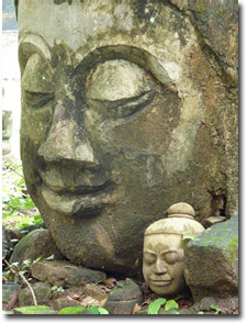 estatuas de buda en el parque del templo Wat Umong