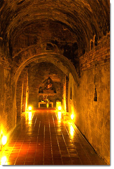 interior en el templo Wat Umong